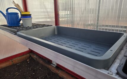 Stabile Pikierkiste in Profiqualität mit Schlitzboden und 30 kg Tragkraft.