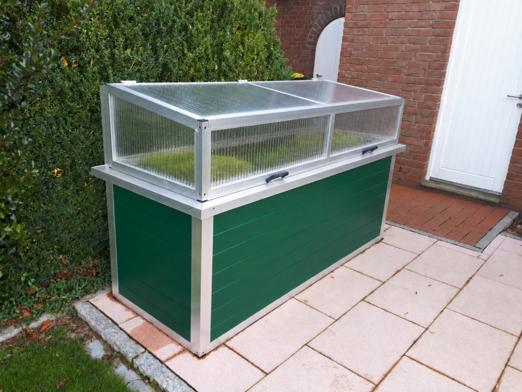 WAMA Hochbeet mit grünen Aluminium-Paneelen, alublanken Rahmenprofilen und geschlossenem Frühbeet-Aufsatz aus Stegdreifachplatten.