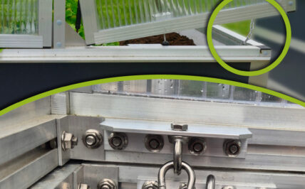 WAMA Hochbeet mit stabiler Sturmsicherung: Eine Ketten- und Winkelverbindung verhindert, dass der Deckel bei starkem Wind hochschlägt.