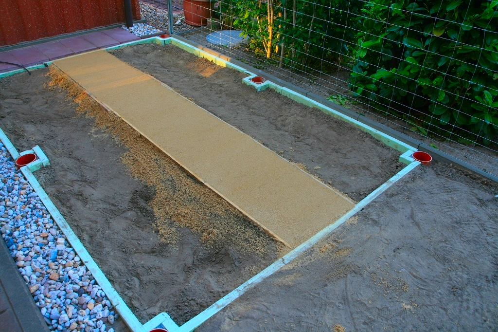 Fertig isolierter Fundamentbereich mit zweilagig verlegten Styrodurplatten und einbetonierten Leerrohren