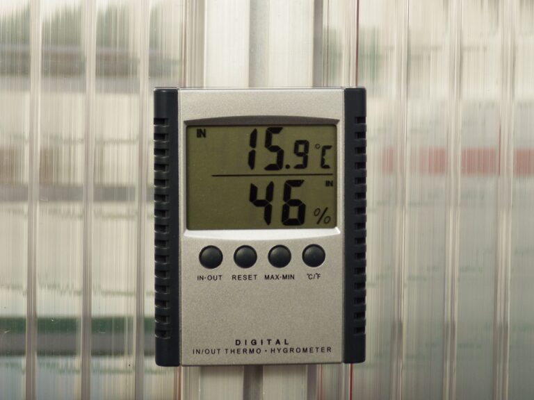 Digitales Max-Min-Thermometer mit Hygrometer an einer Gew&auml;chshauswand, mit Anzeige von 15,9 &deg;C und 46 % Luftfeuchtigkeit.