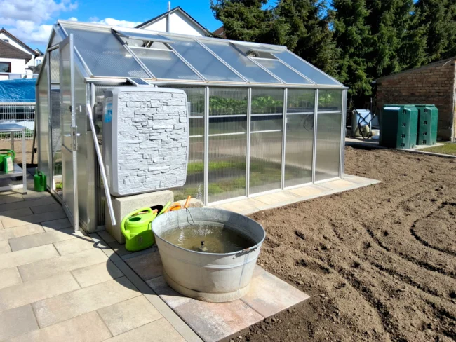 Gewächshaus Modell MIDI 60 mit Stegdreifachplatten, vier Dachfenstern und 150 cm Seitenhöhe im Garten