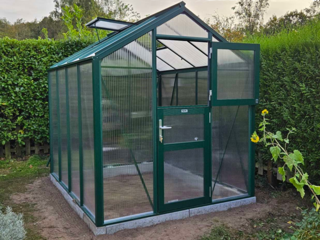 Gewächshaus auf stabilem Streifenfundament im privaten Garten
