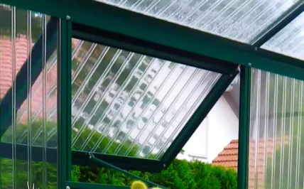 seitenfenster mit handbedienung tropic 23 150 moosgruen 768x576 1