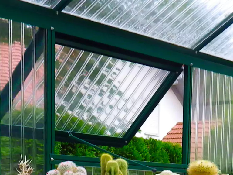 seitenfenster mit handbedienung tropic 23 150 moosgruen 768x576 1