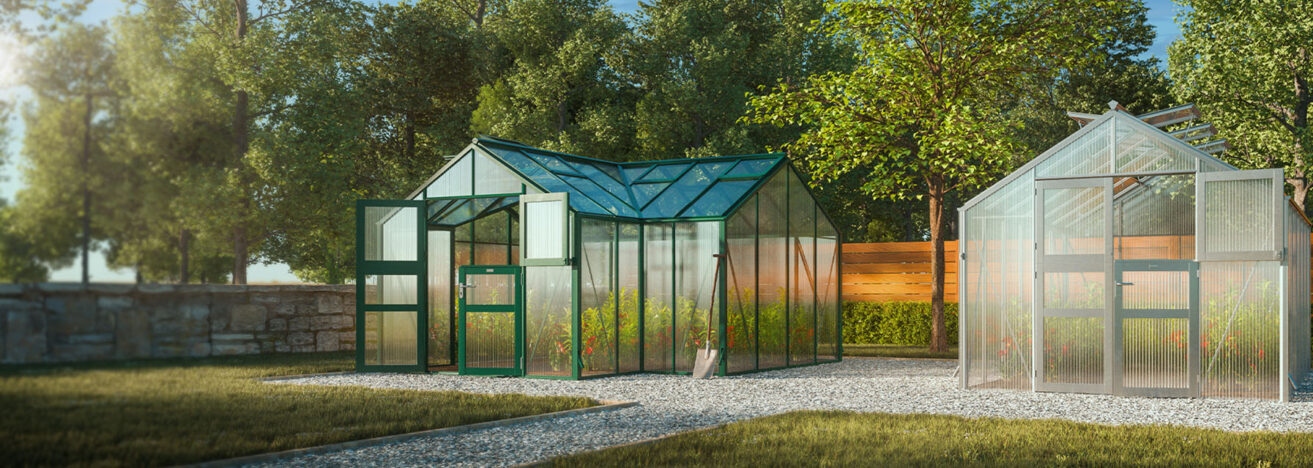 Modernes Gewächshaus mit Aluminiumrahmen im Garten, zwei Modelle nebeneinander auf Kiesfläche mit Pflanzen im Inneren
