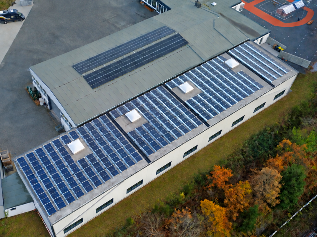 Luftaufnahme der WAMA-Firmenhallen in Herdorf mit Solarmodulen auf den Dächern.